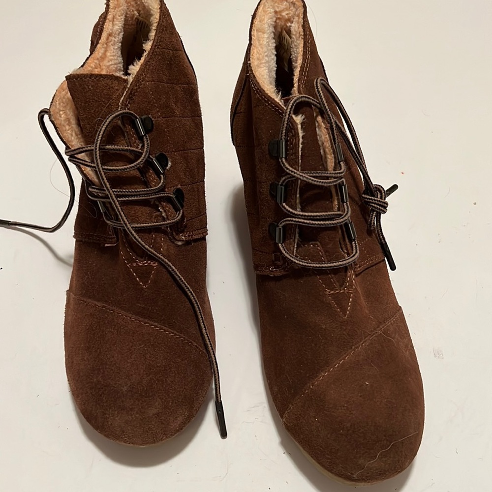 Tom’s Brown wedge ankle boot in brown suede